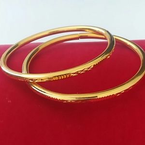 Pair of slender gold plated bangles (D4)